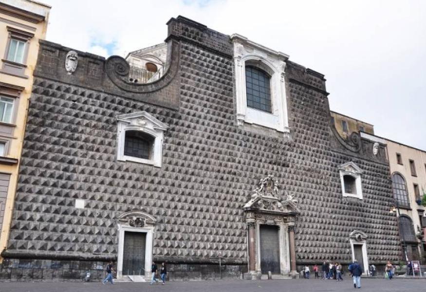 La musica sulla facciata della Chiesa del Gesù Nuovo a Napoli